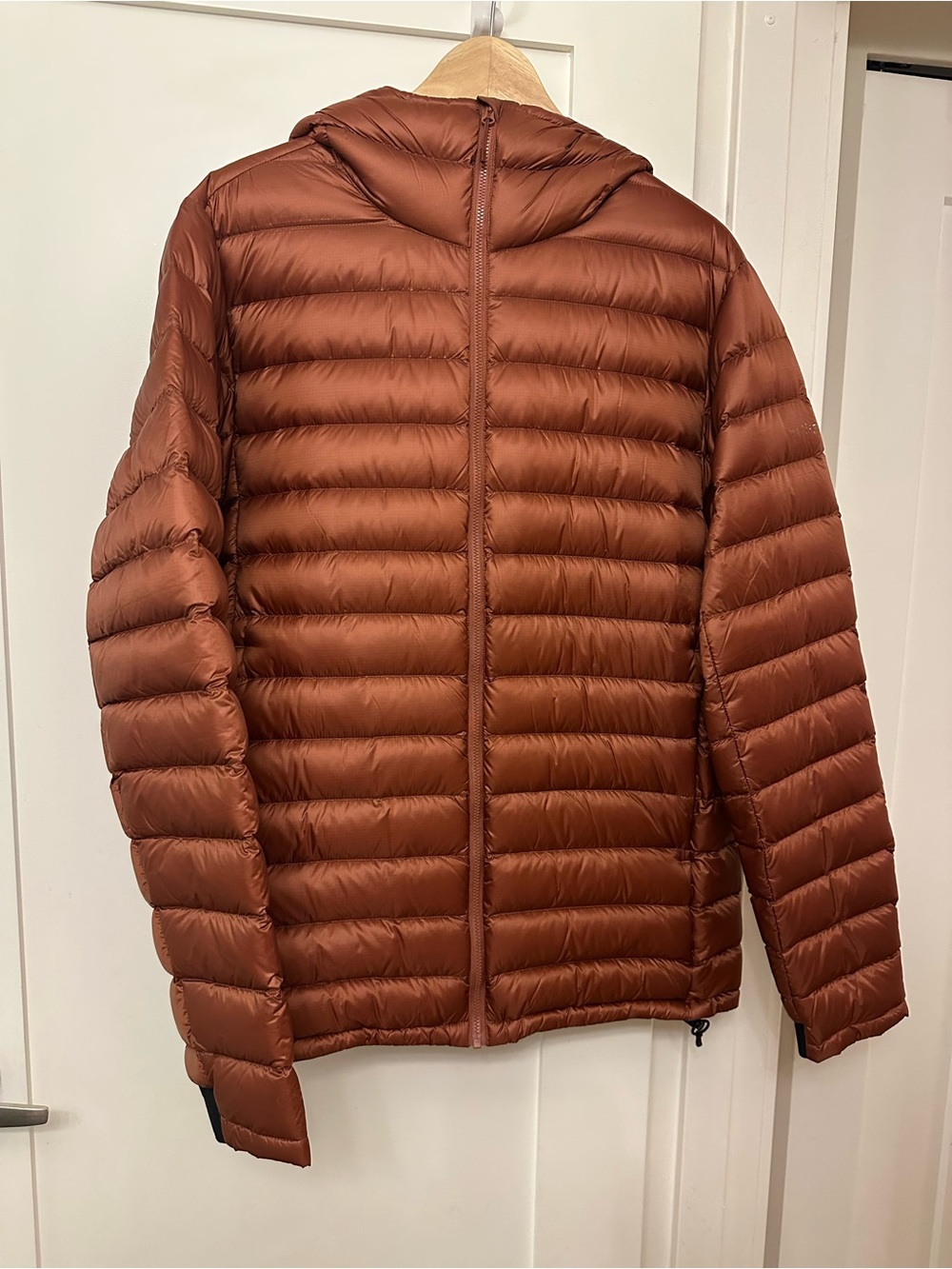 Vallier size L Men's Goose Down Hooded Puffer Jacket in Rust Brown